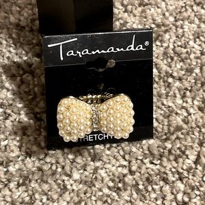 🆕 NWT Fashion Ring, stretch band fits all, pearl bow tie, dazzling!